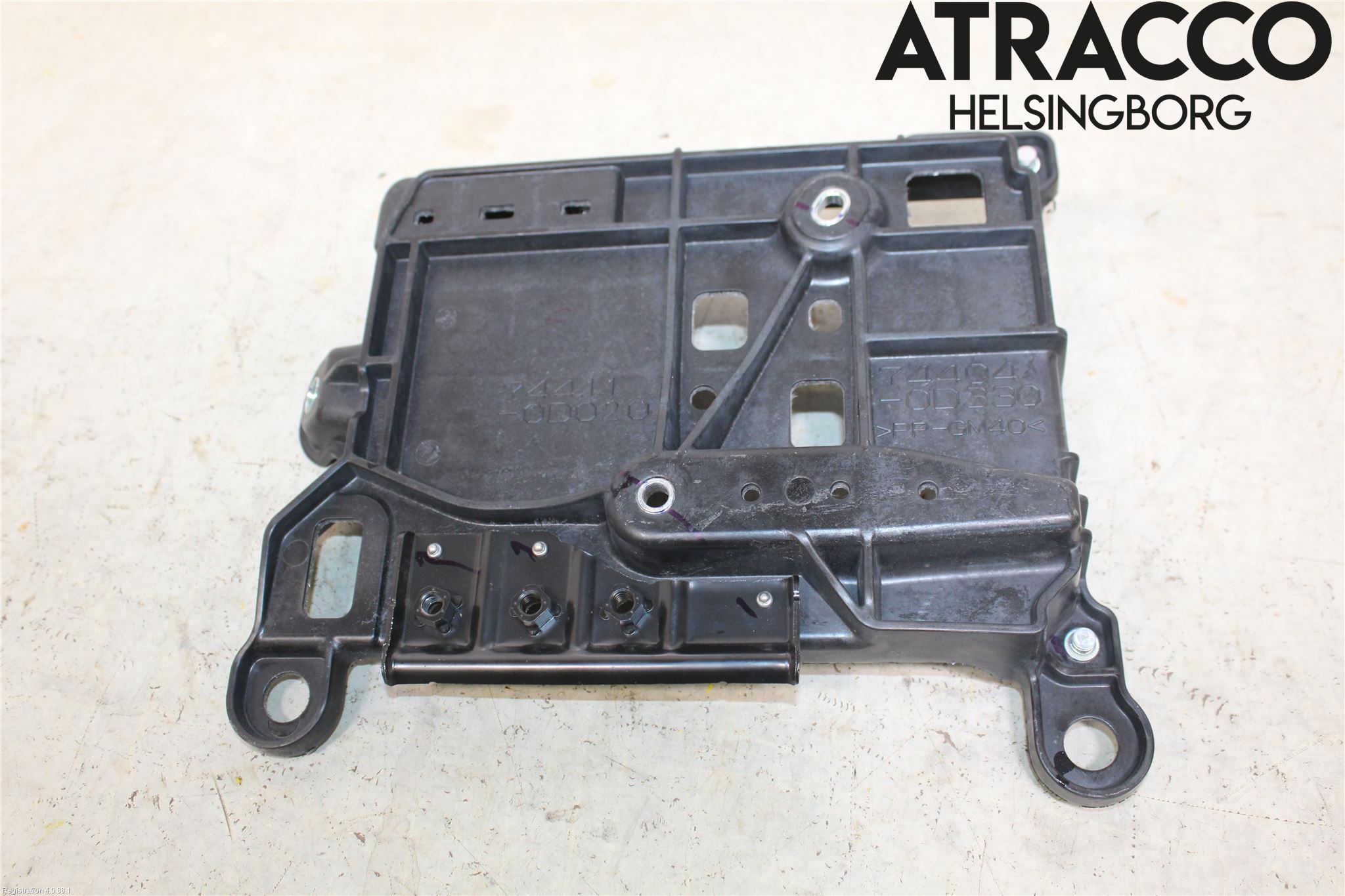 Toyota AYGO X AB70 22- Batterilåda-Fäste-Hållare