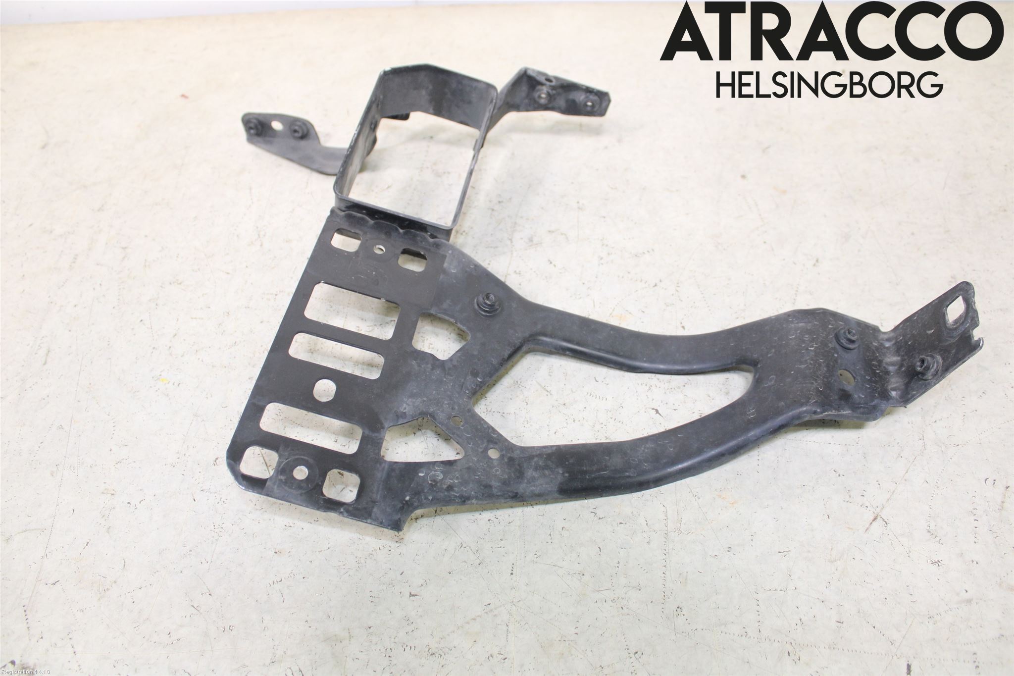 BMW 5 E60/61 Sed/Tou 02-10 Strålkast Fästsarg