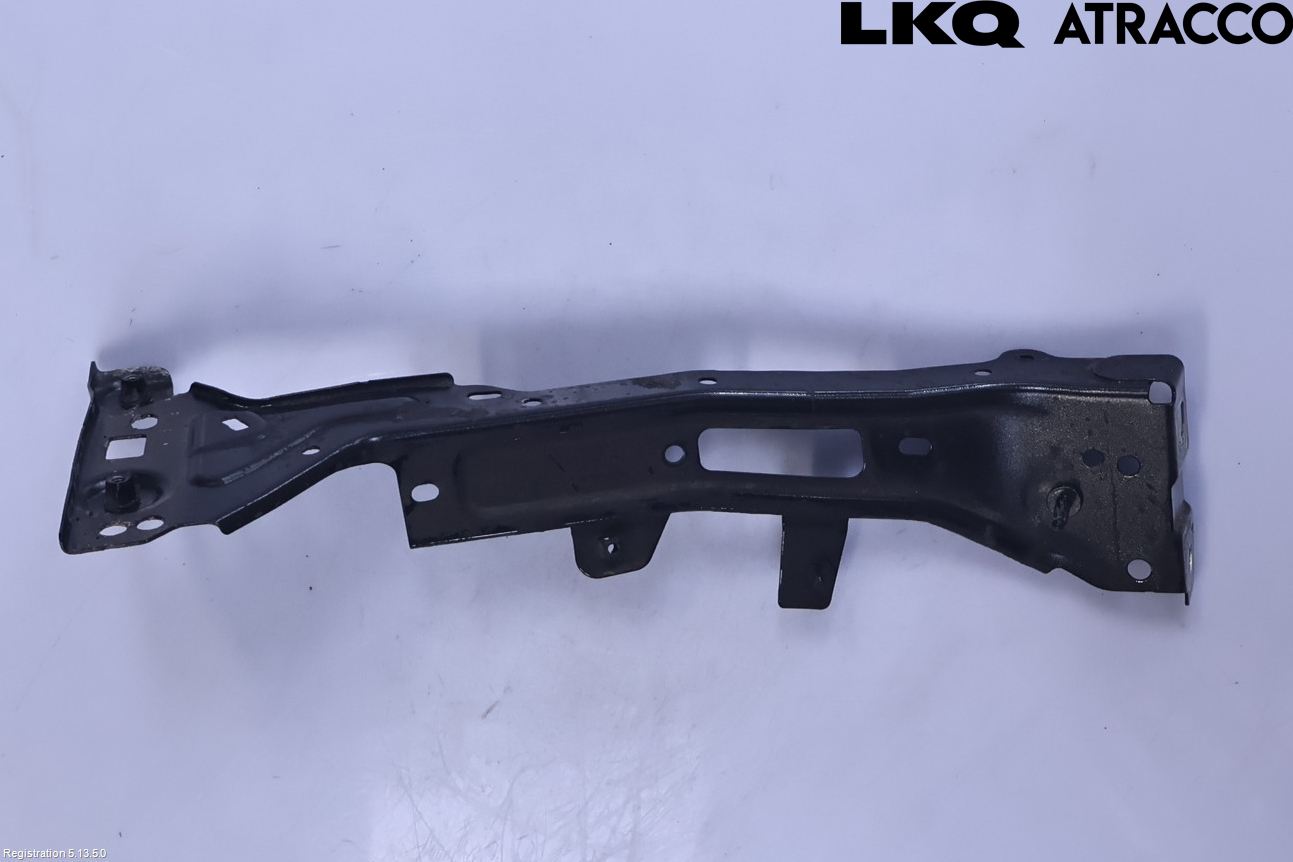 Audi A4/S4 B9 16-19 Skärmfäste Fram Hö