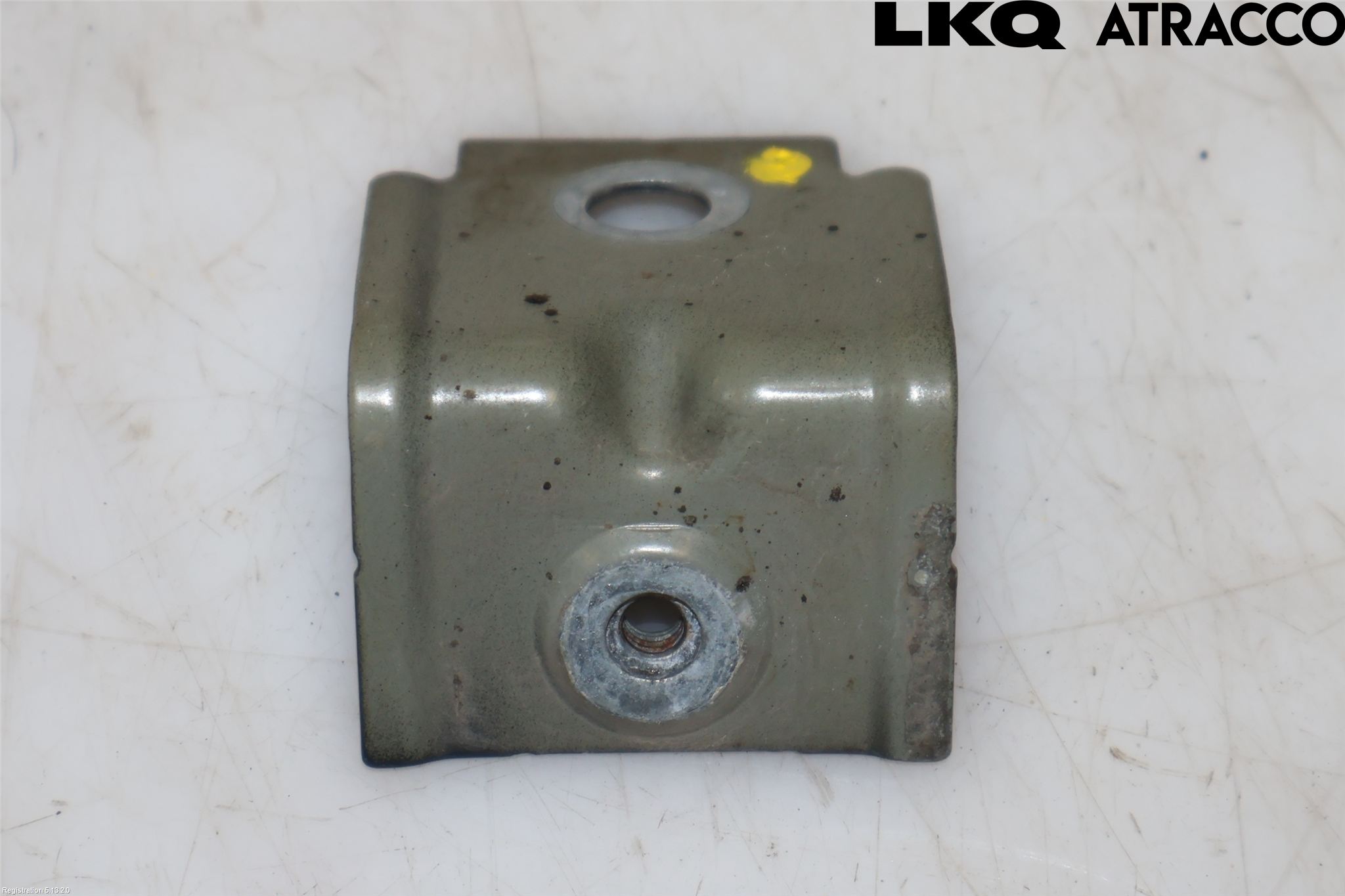 Volkswagen VW PASSAT 15-19 Skärmfäste Fram Hö