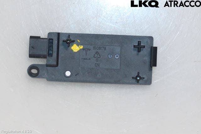 Tesla MODEL Y 21- Antenn