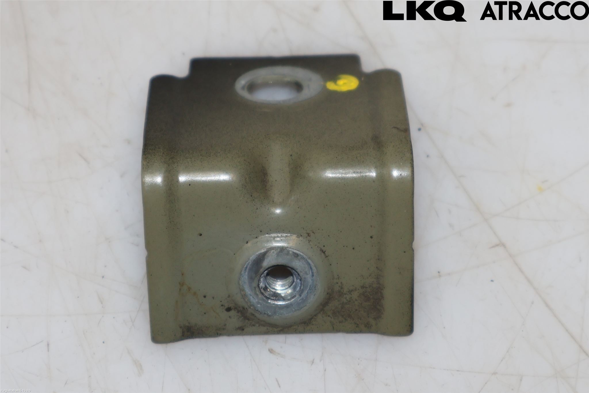 Volkswagen VW PASSAT 15-19 Skärmfäste Fram Hö