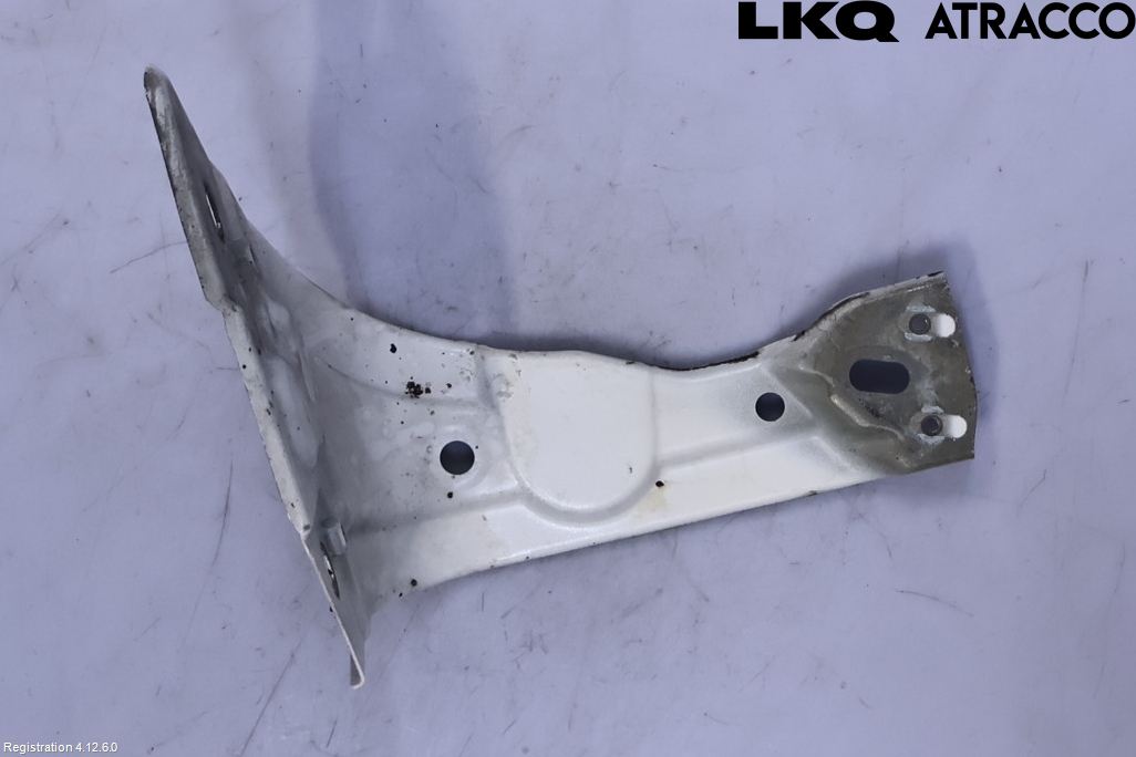 Volkswagen VW PASSAT 11-14 Skärmfäste Fram Hö