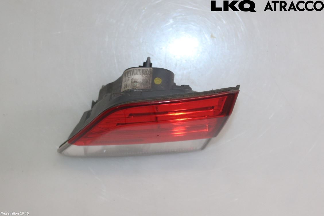 Toyota AVENSIS 09-15 Bakljus Lucka Hö