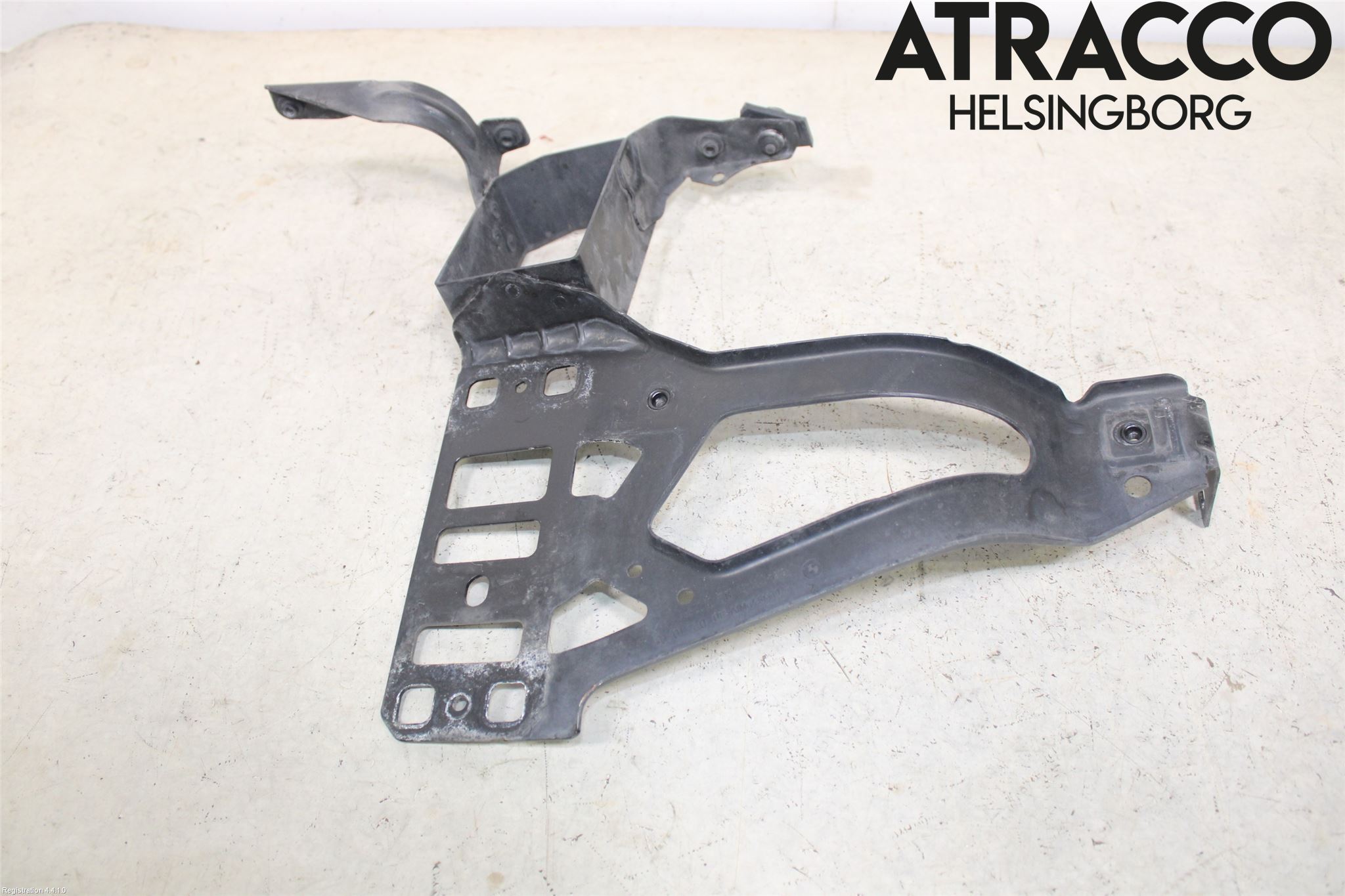 BMW 5 E60/61 Sed/Tou 02-10 Strålkast Fästsarg