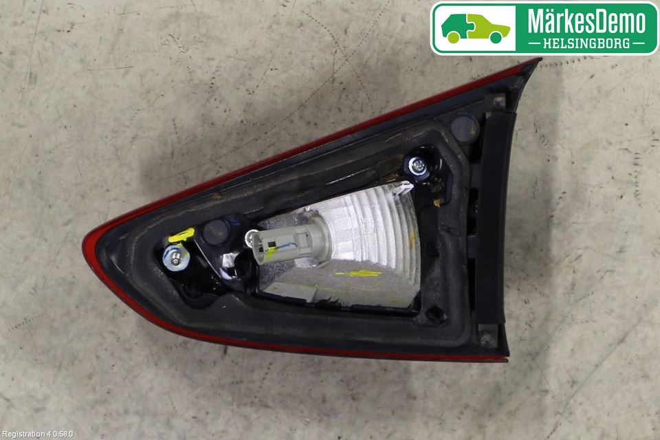 Mazda 2 (DJ) 15-22 Bakljus Lucka Vä