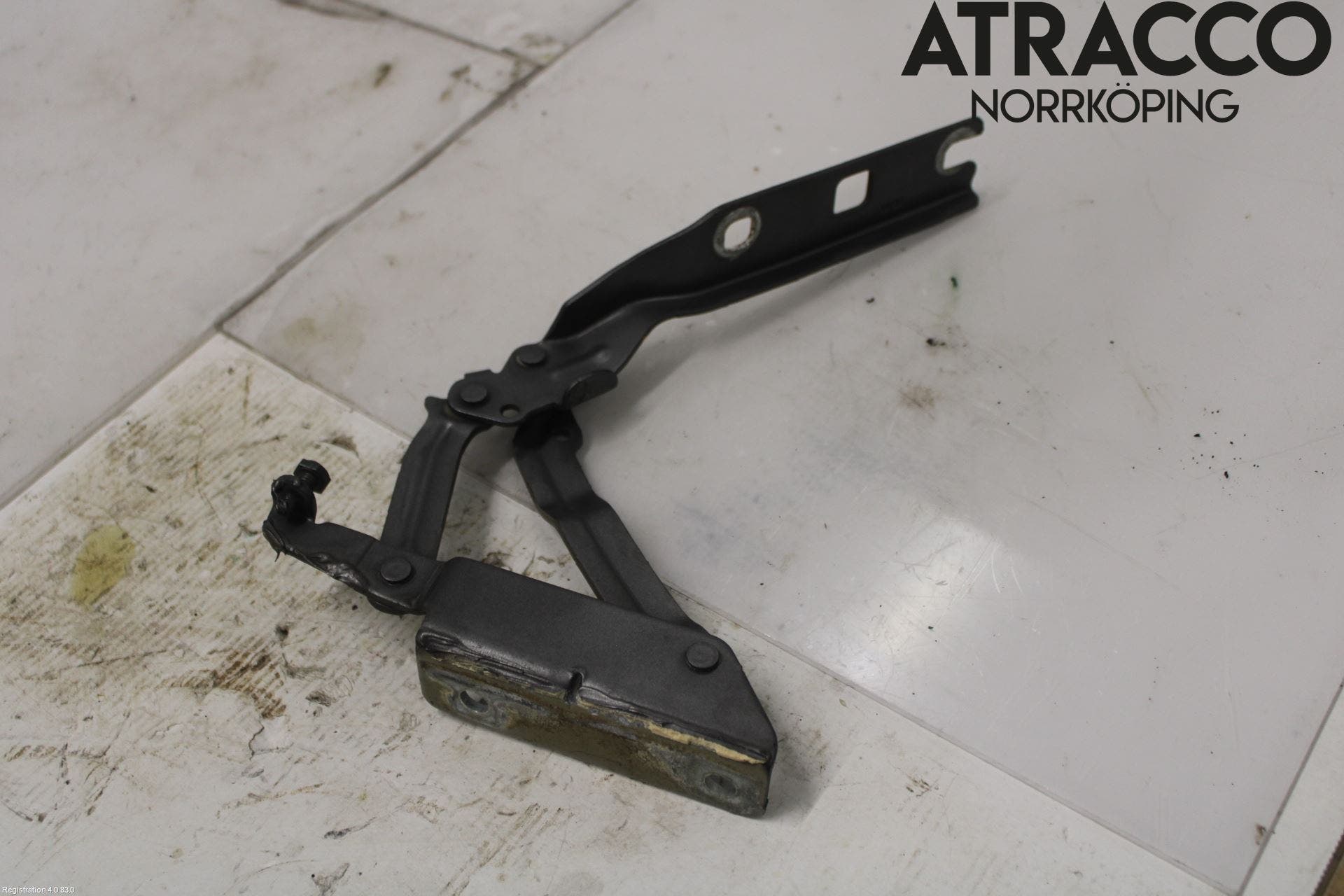 Volkswagen VW GOLF V 04-09 Huvgångjärn