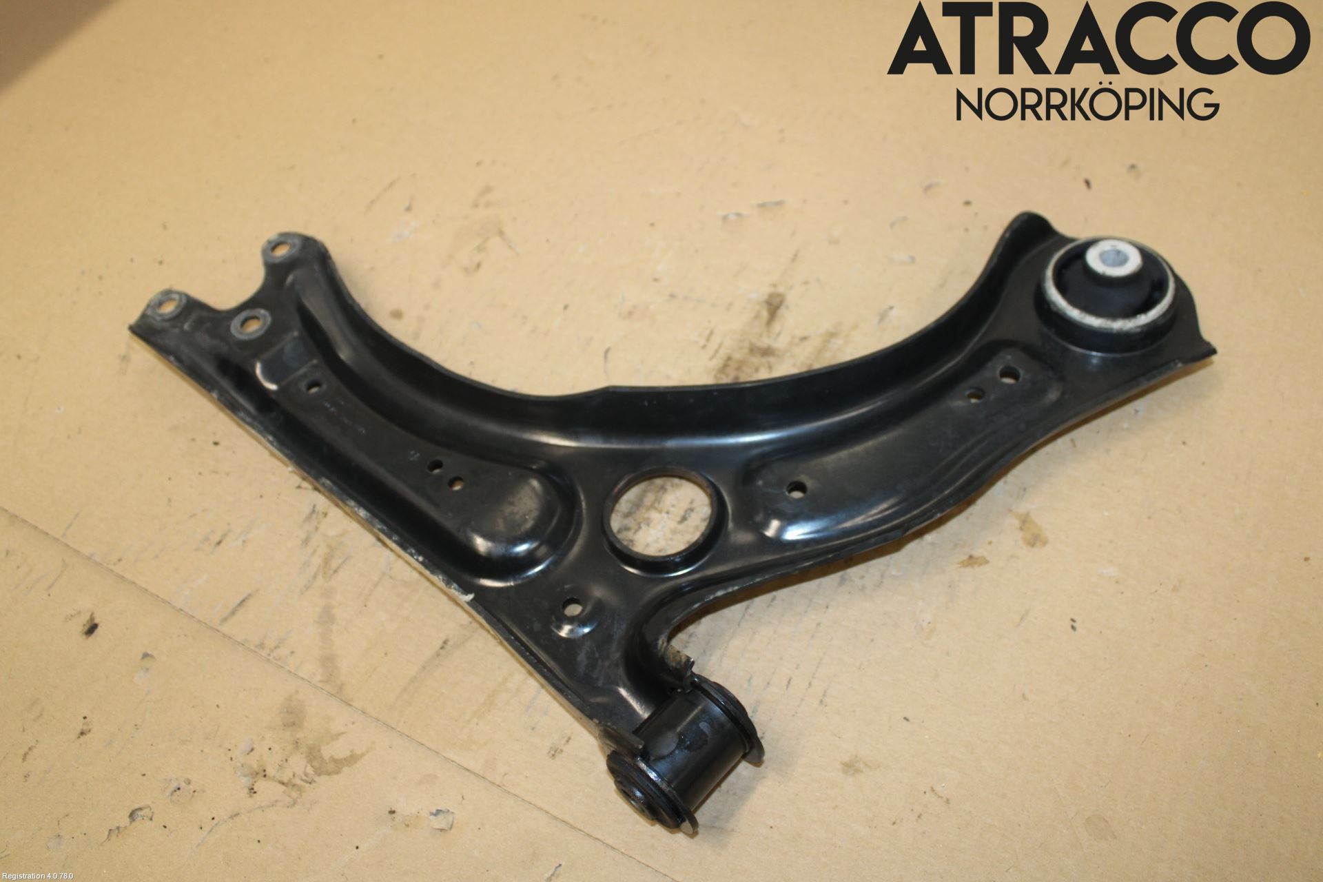 Skoda KAMIQ 20- Bärarm Fram Undre Vä