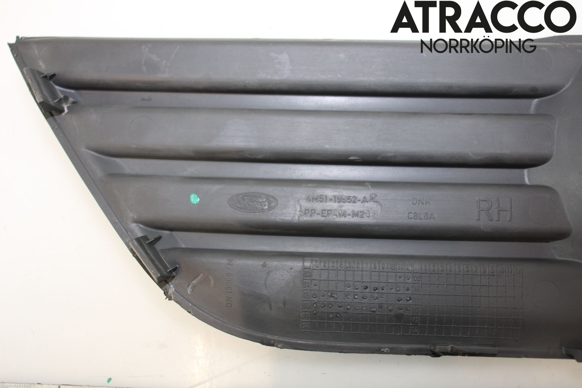 Ford FOCUS     04-07 Dimljussarg Fram