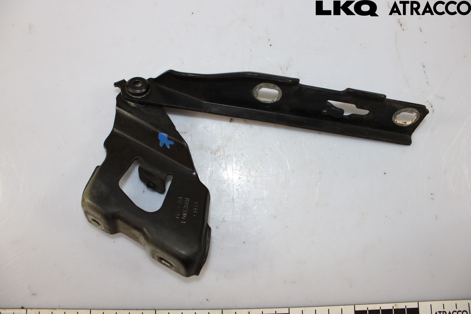 Audi A4 12-15 Huvgångjärn