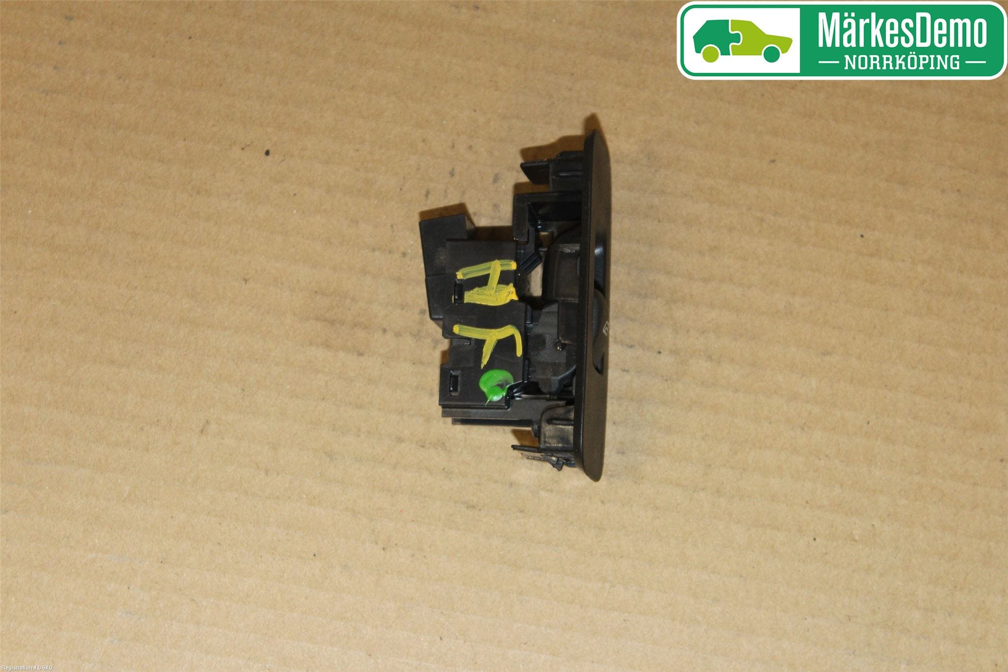 Volvo V40 12-19 Strömställare Elhiss