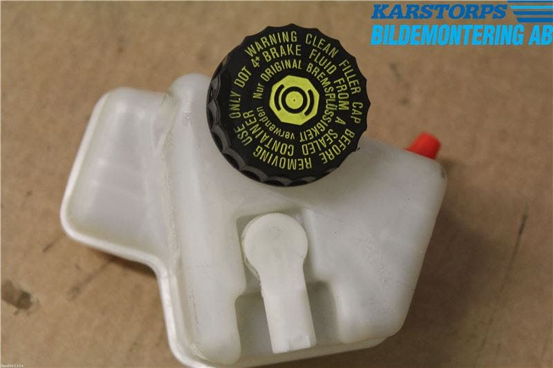 Mercedes-Benz MB C-KLASS (W204) 07-15 Bromsvätskebehållare