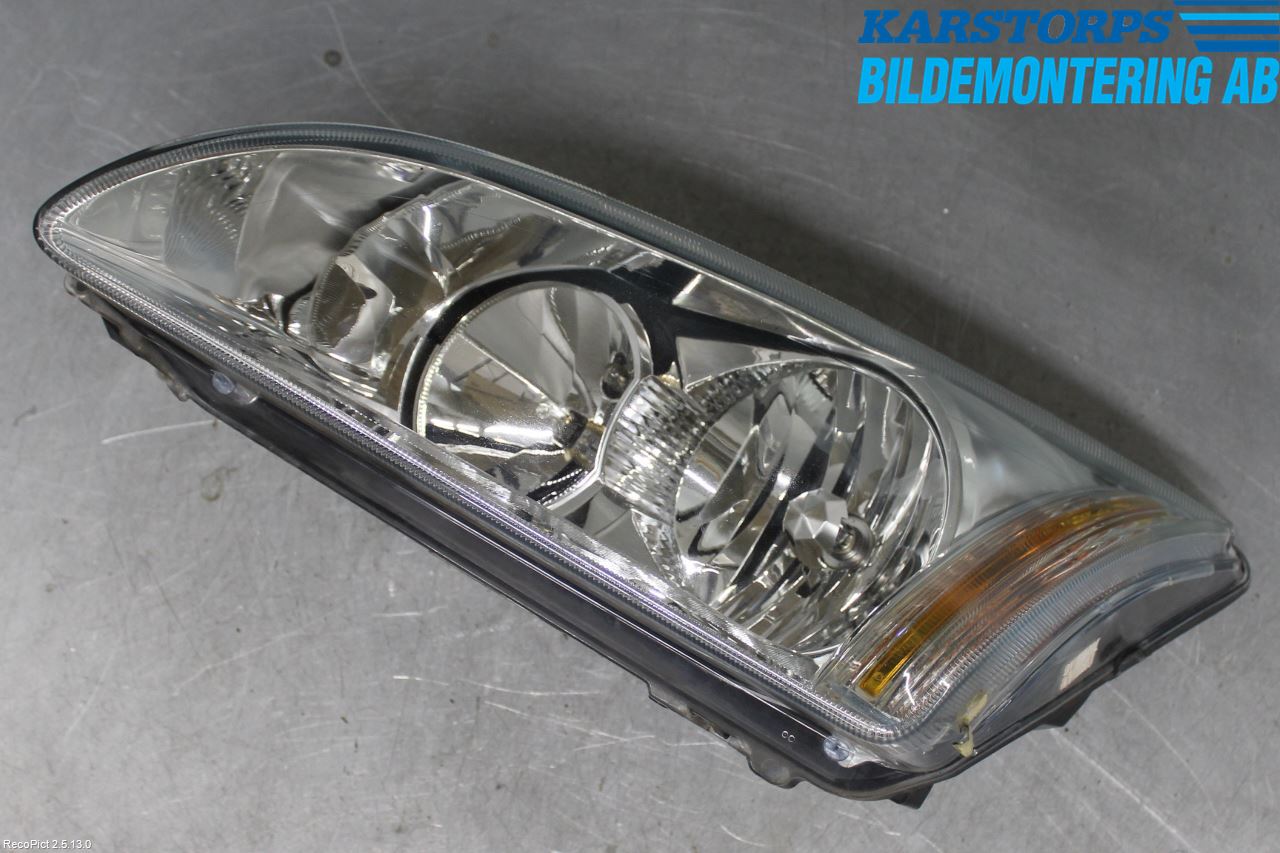Ford FOCUS     04-07 Strålkastare Vänster