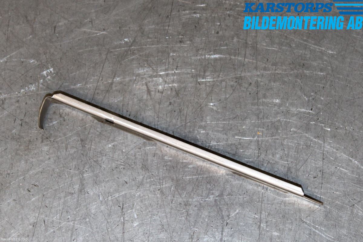 Volvo XC70 08-13 Strålkast Fästsarg