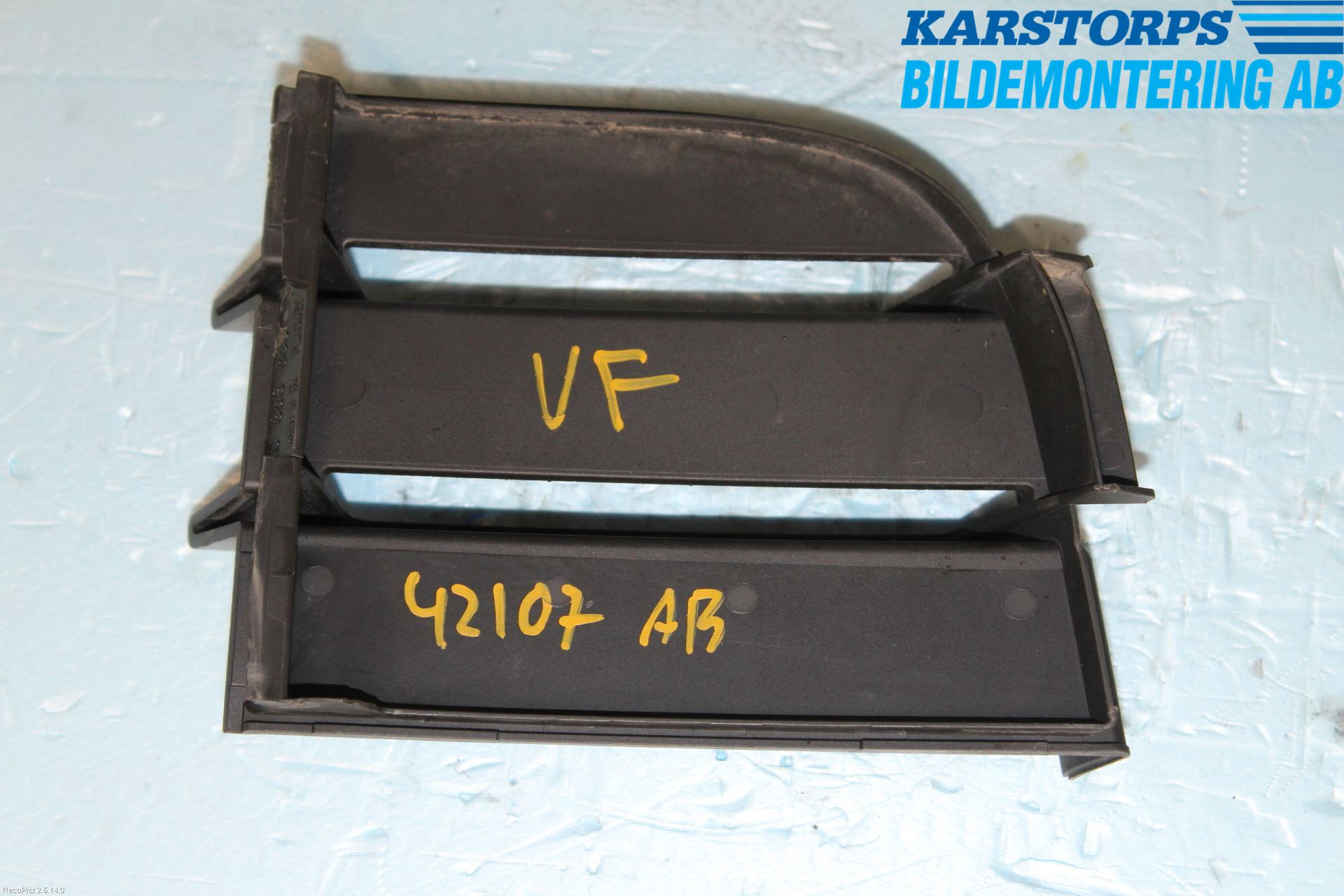 Skoda SUPERB 09-15 Grilldel Vänster