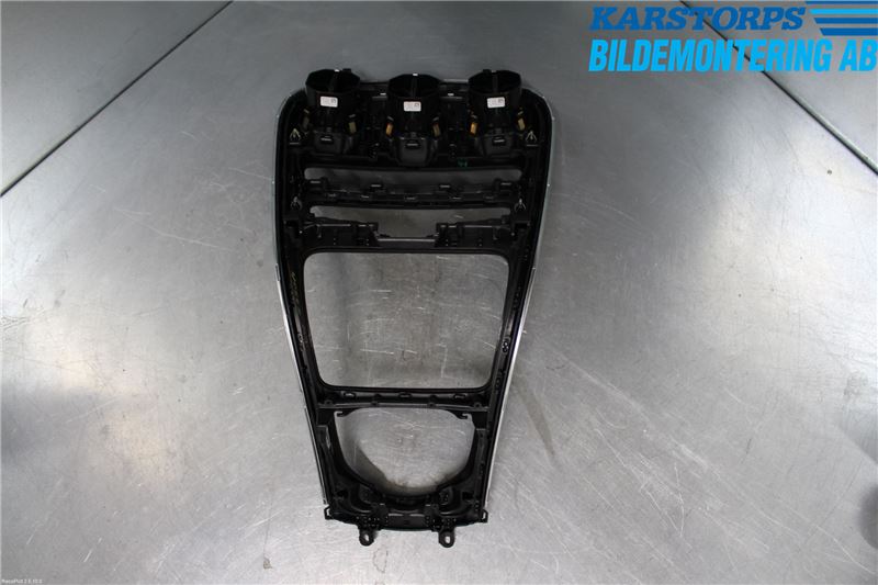 Mercedes-Benz MB C-KLASS (W205) 14-21 Instrumentkonsoll Mitt