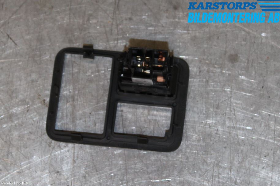 Nissan ALMERA    00-06 Strömställare Strålkastartork