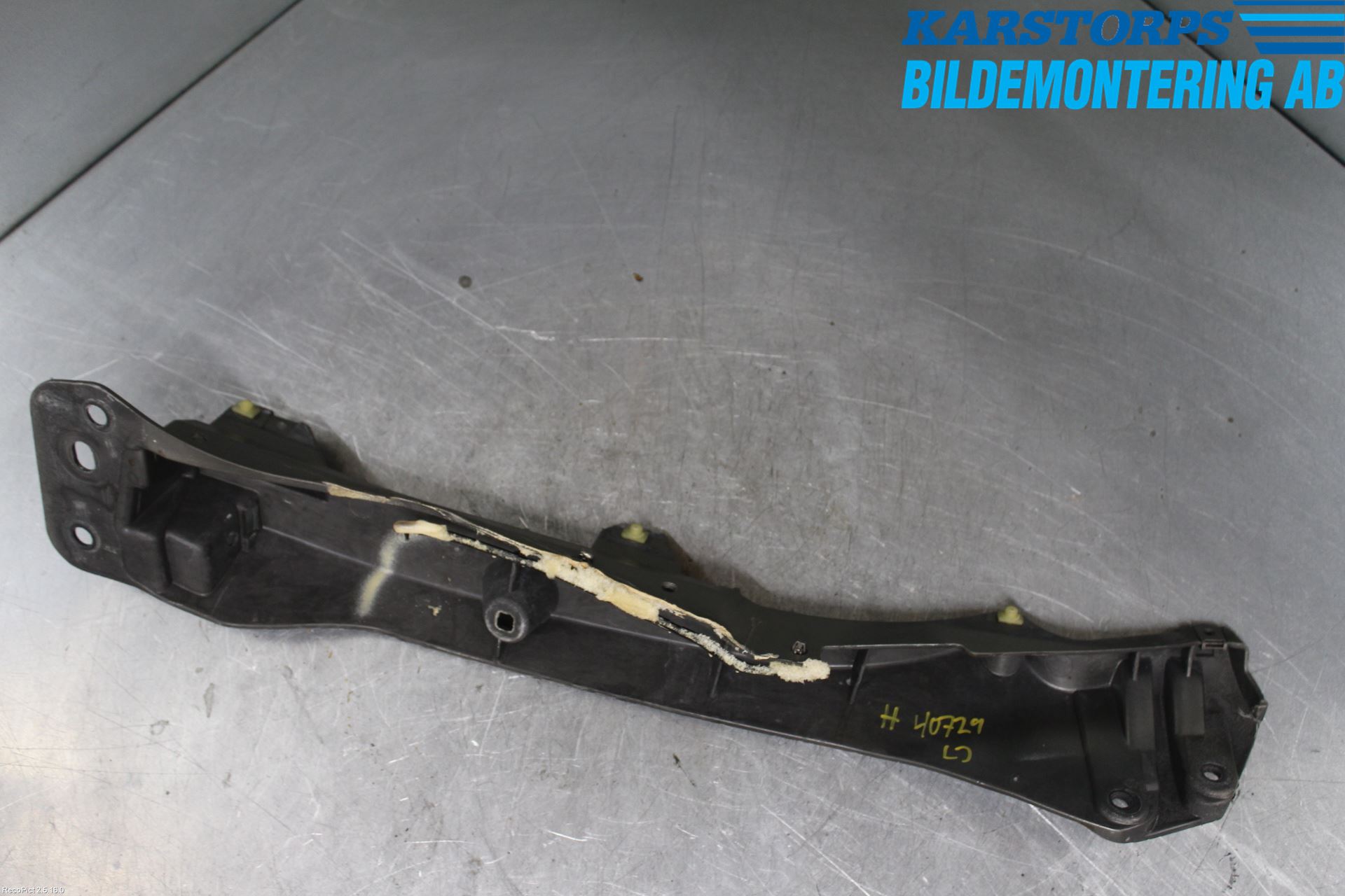 Renault CLIO III  09-12 Skärmfäste Fram Hö