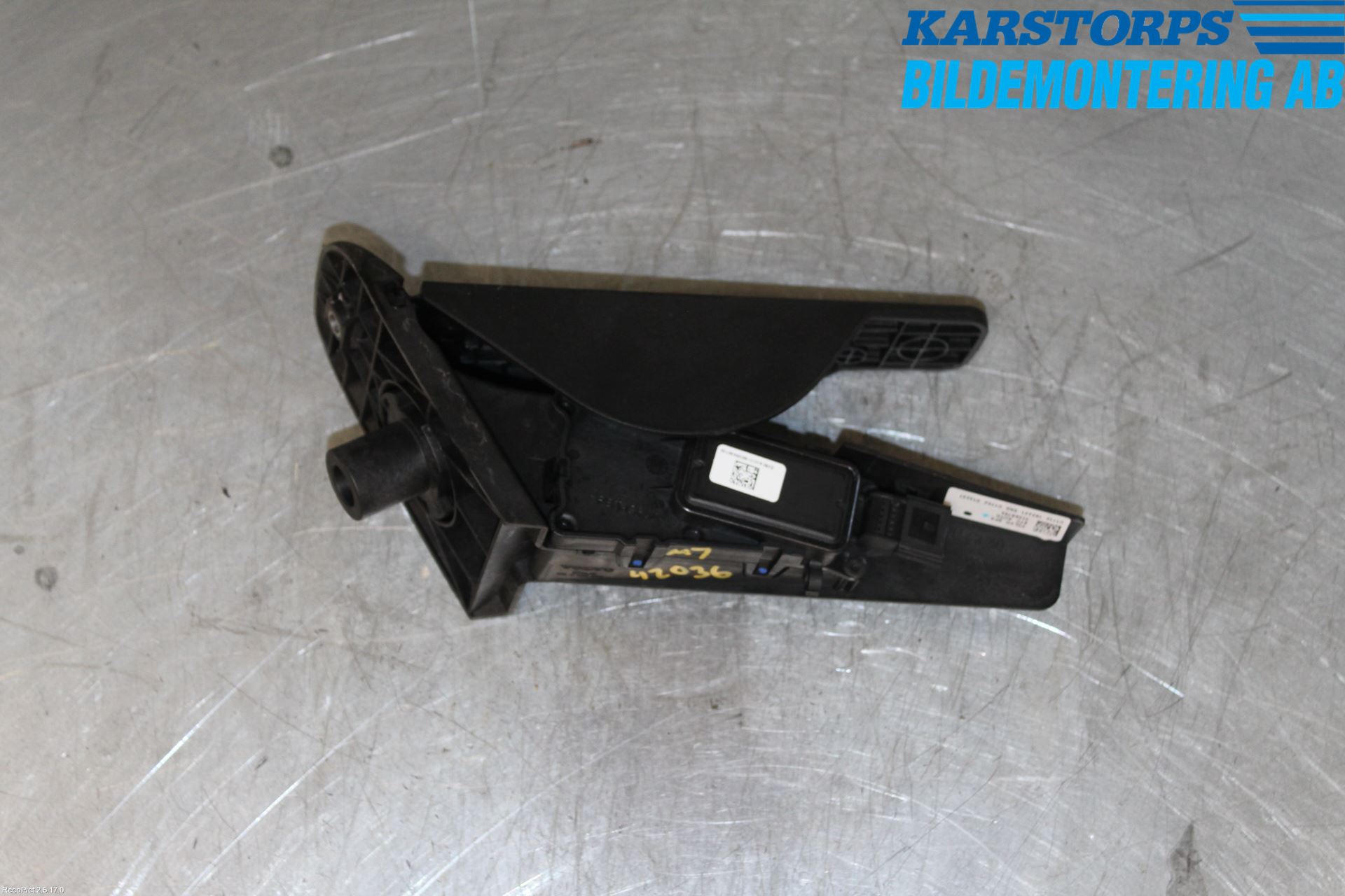 Volvo V90 17->> Gaspedal