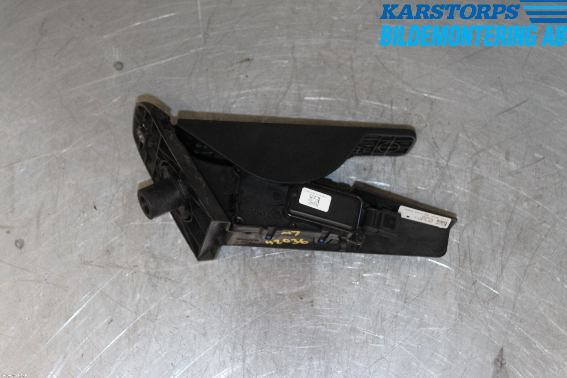 Volvo V90 17->> Gaspedal