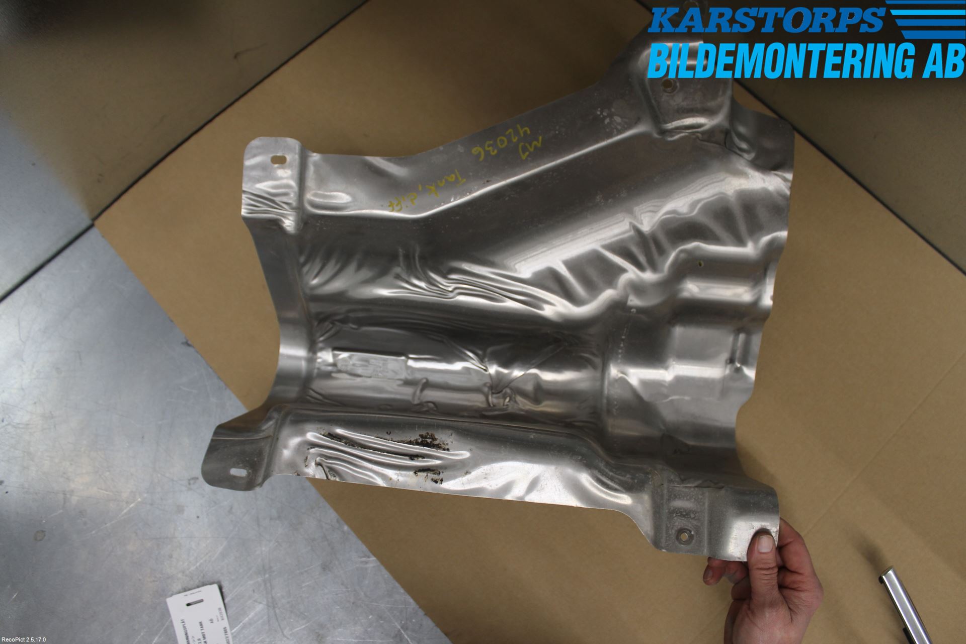 Volvo V90 17->> Bränsletank Skyddsplåt