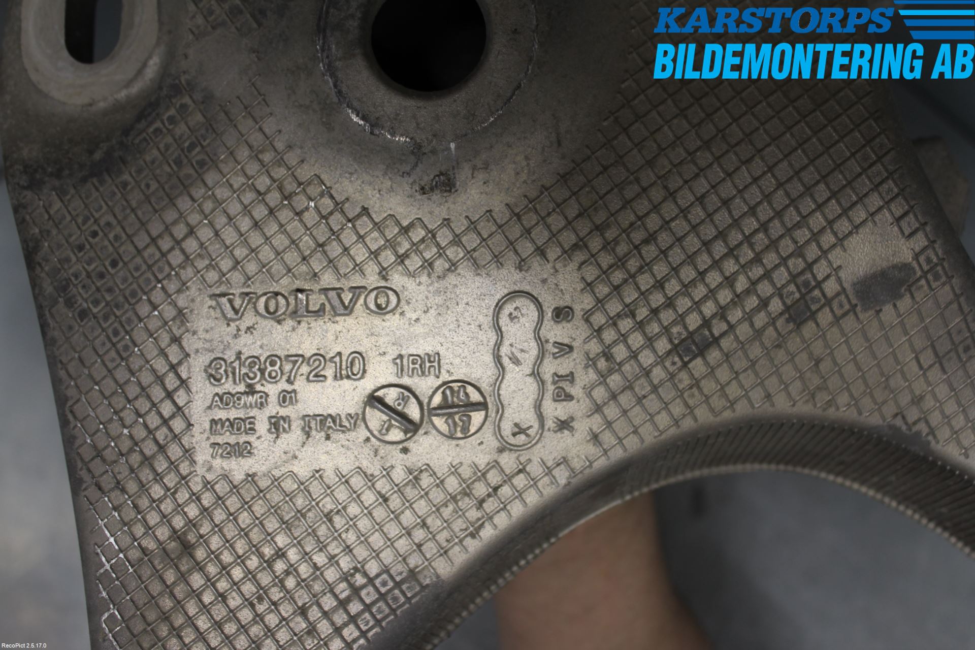 Volvo V90 17->> Bärarm Bak Höger