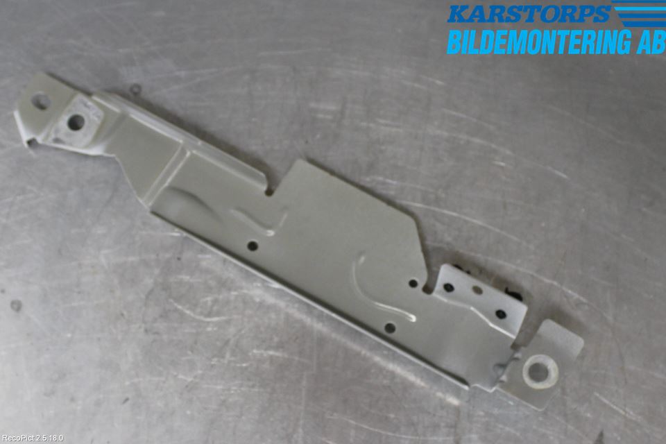 Volvo S90 17->> Skärmfäste Fram Vä