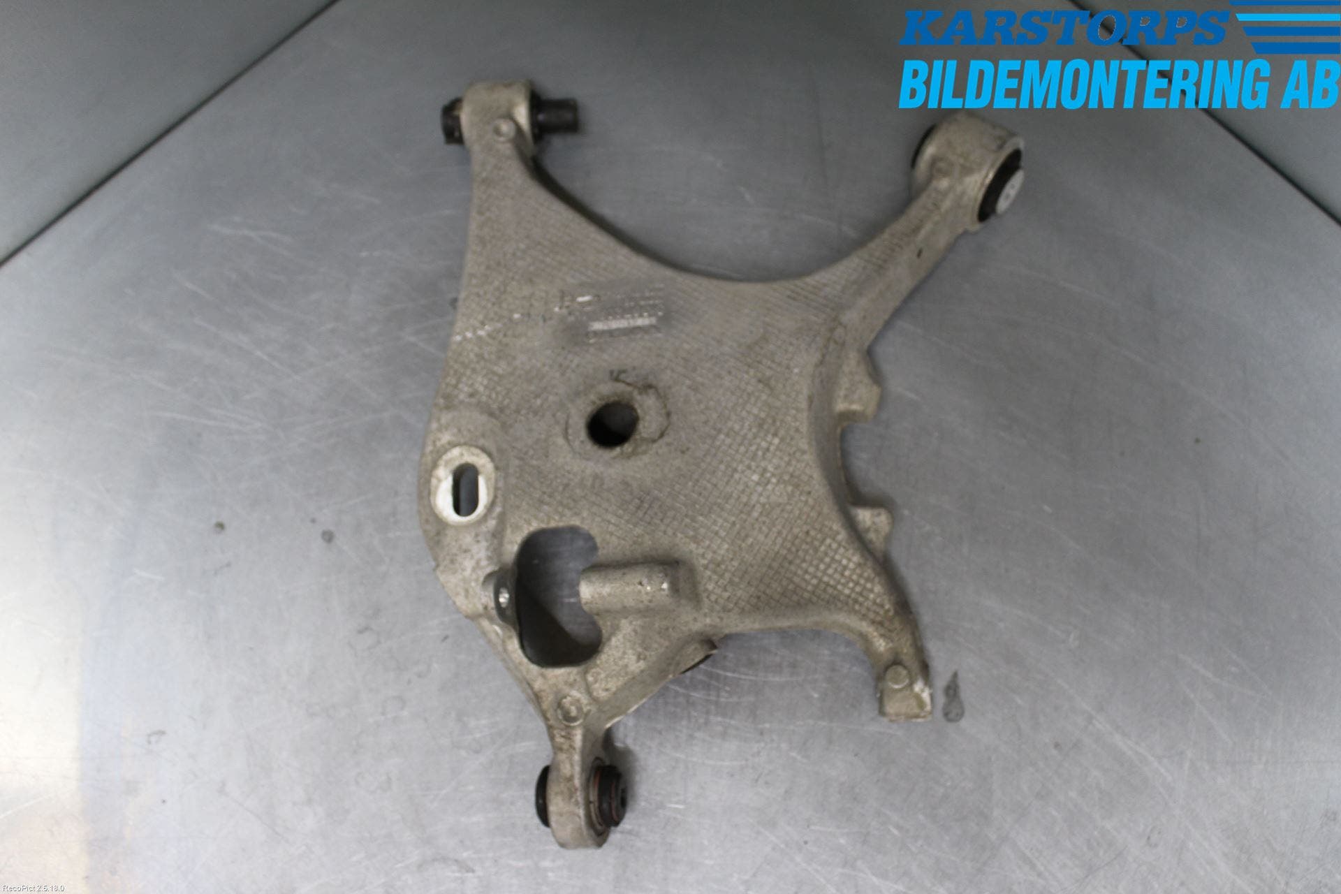 Volvo S90 17->> Bärarm Bak Vänster