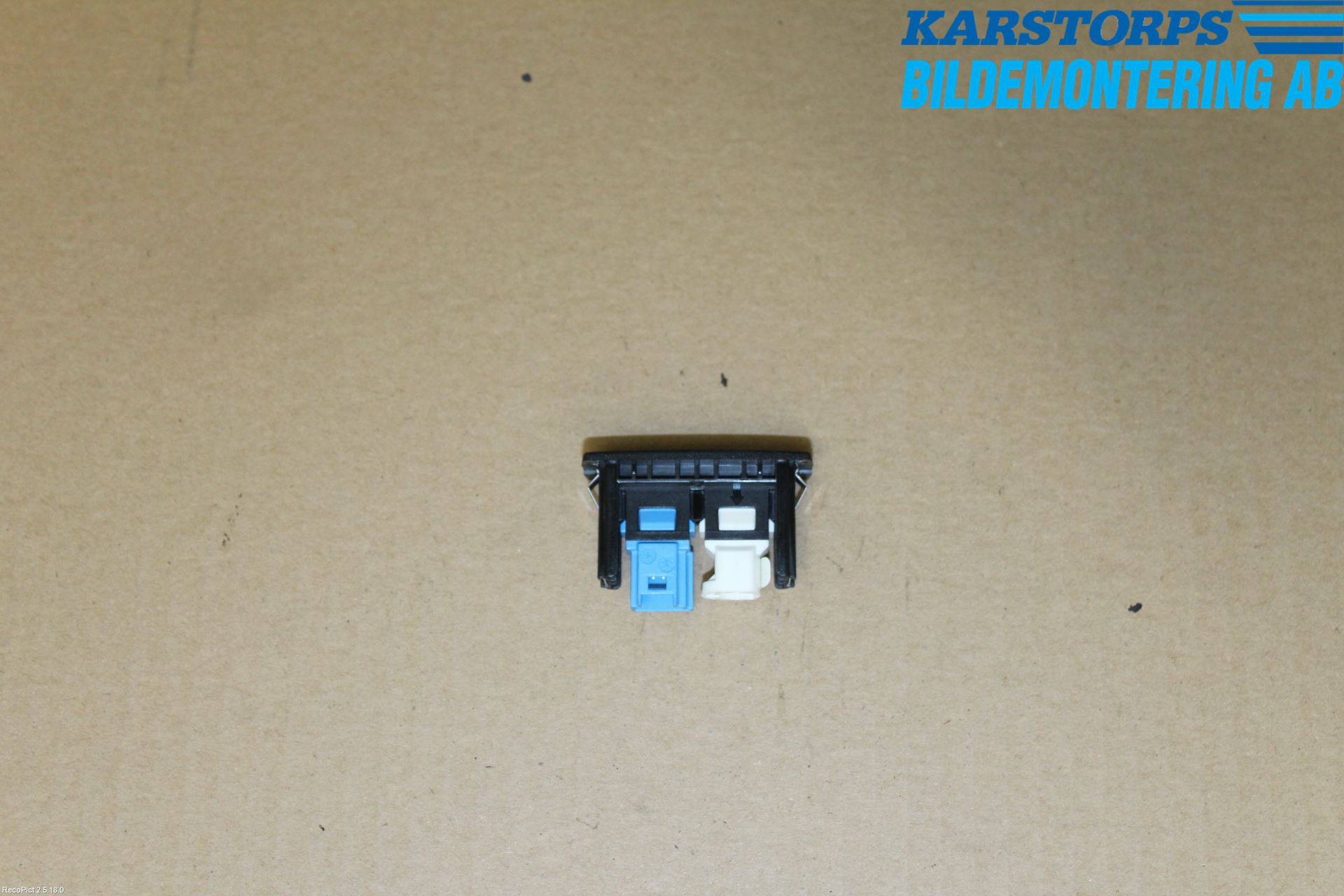 Mercedes-Benz MB VITO/V-KLASS (W640,W447,W448) 14- Usb Connection