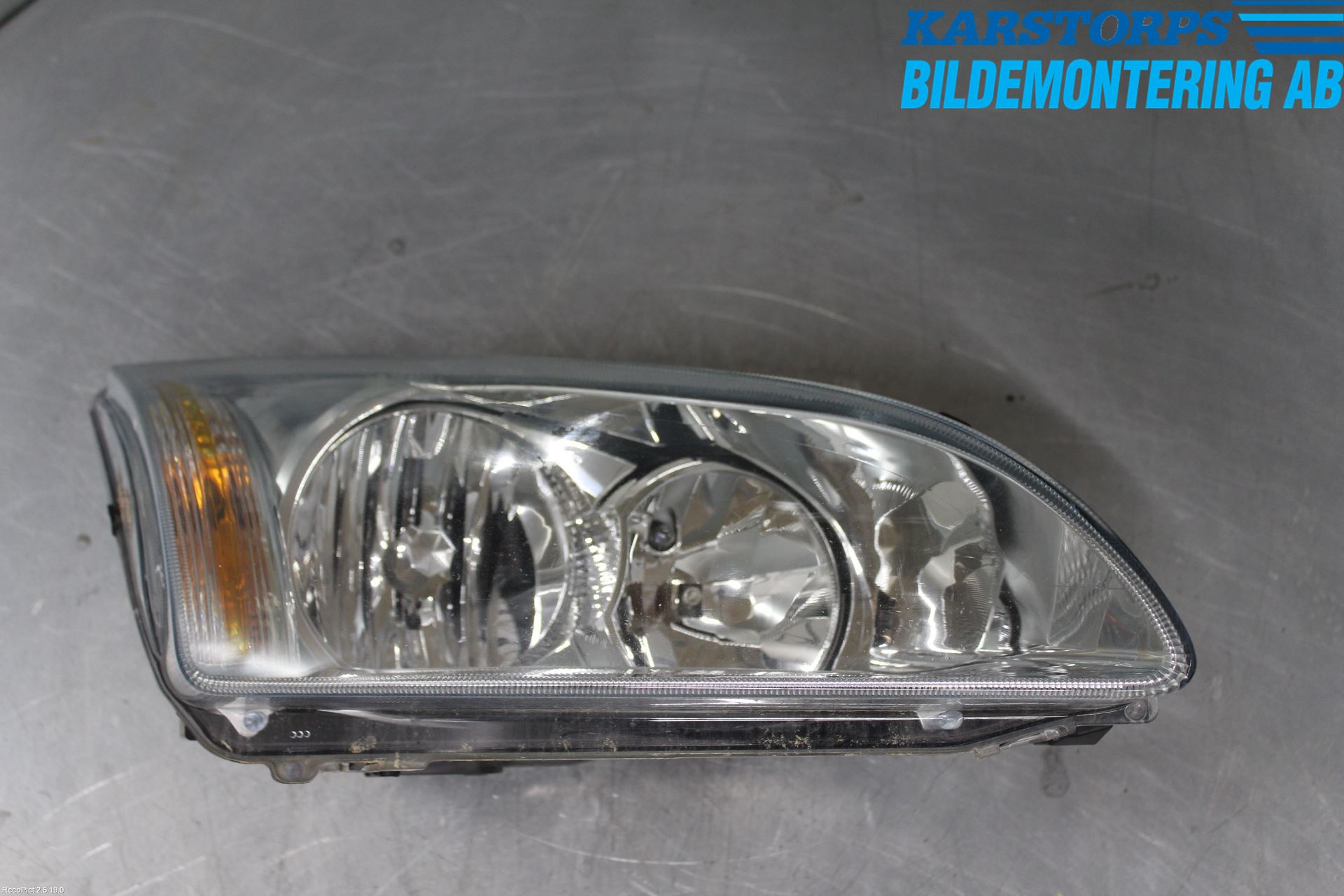 Ford FOCUS     04-07 Strålkastare Höger