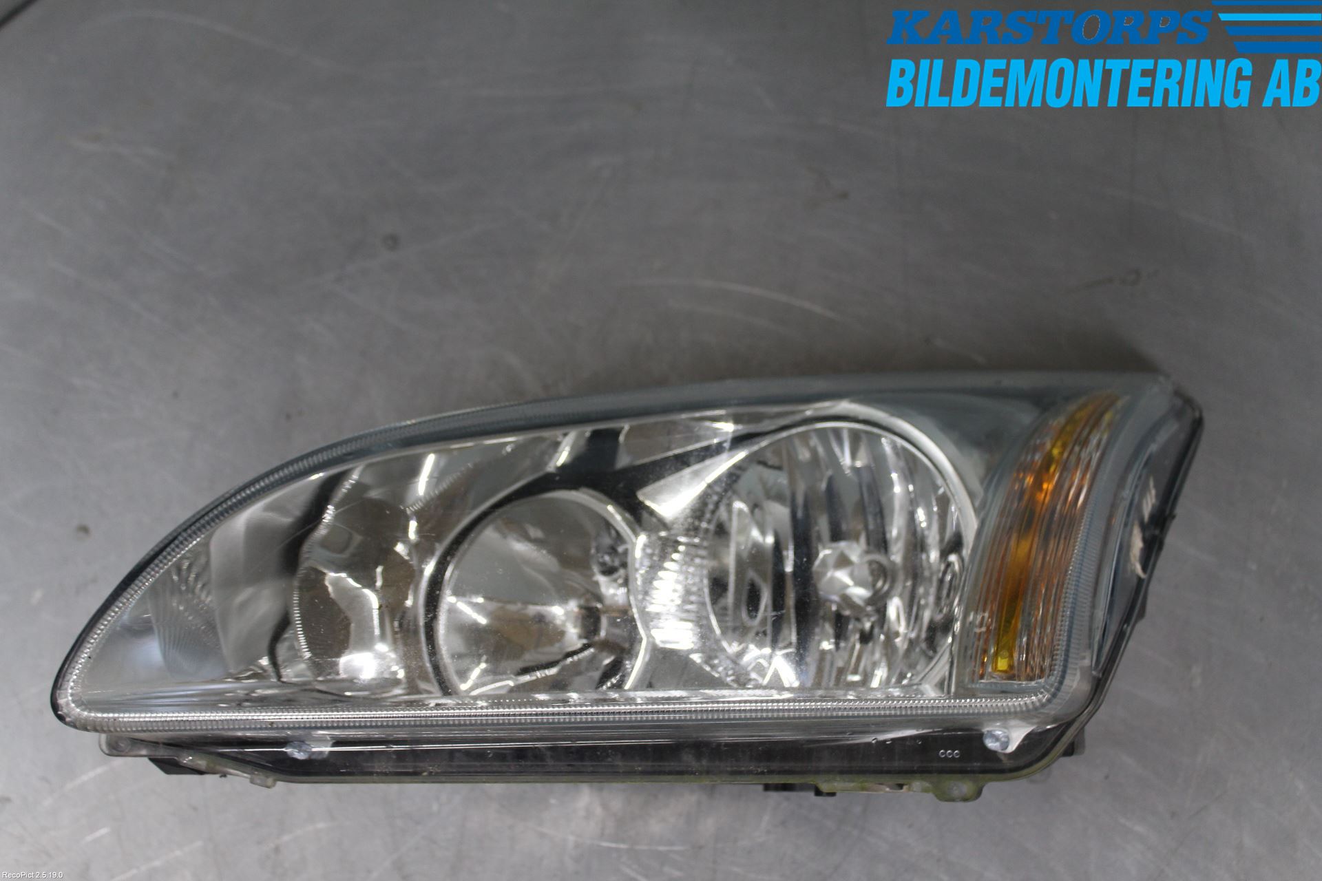Ford FOCUS     04-07 Strålkastare Vänster