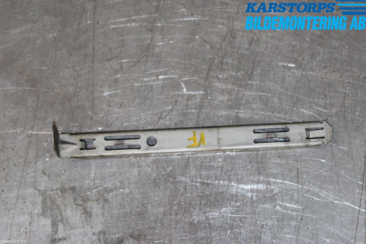 Volvo XC90 03-06 Strålkast Fästsarg