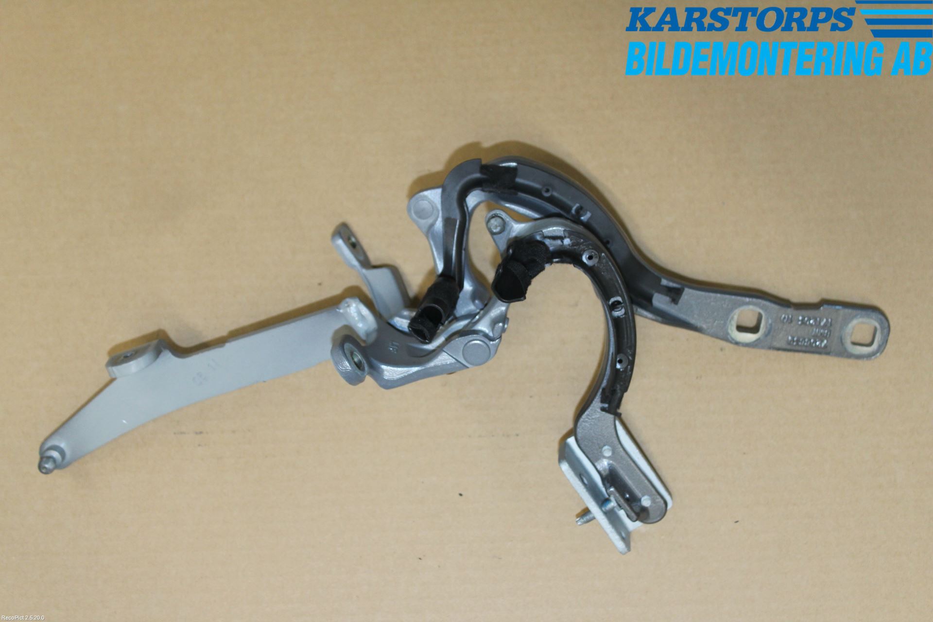 BMW 5 F10/F11/F18 09-17 Bakluckegångjärn Vä