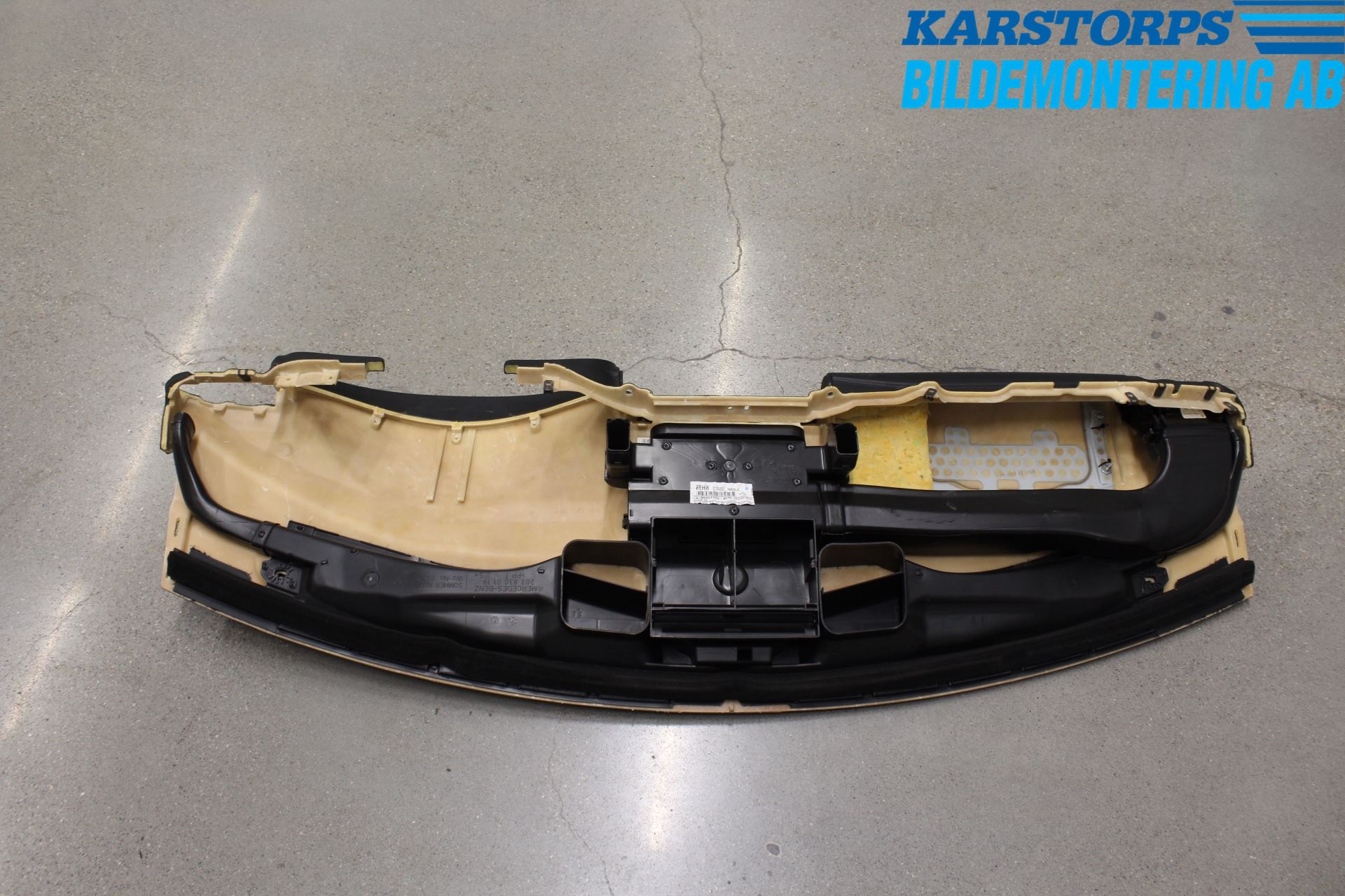 Mercedes-Benz MB C (203) 00-07 Instrumentbräda