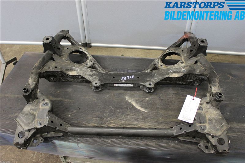 BMW 3 F30/F31/F80 12-19 Framvagnsbalk