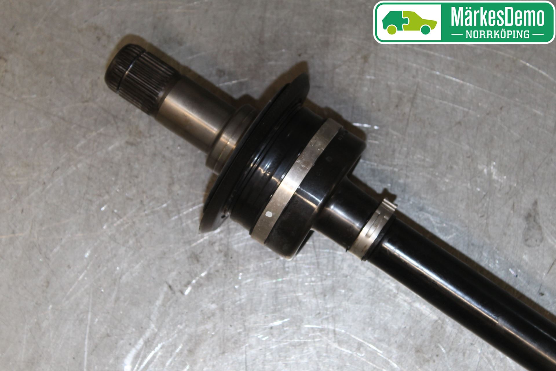 BMW 5 G30/G31/F90 17-23 Drivaxel Bak Vänster