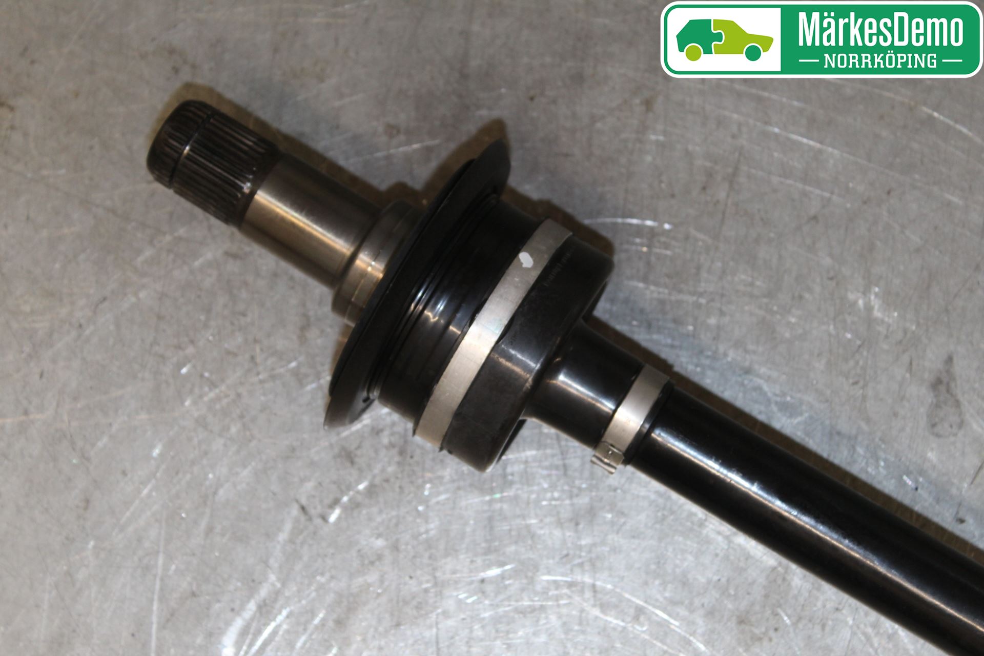BMW 5 G30/G31/F90 17-23 Drivaxel Bak Höger