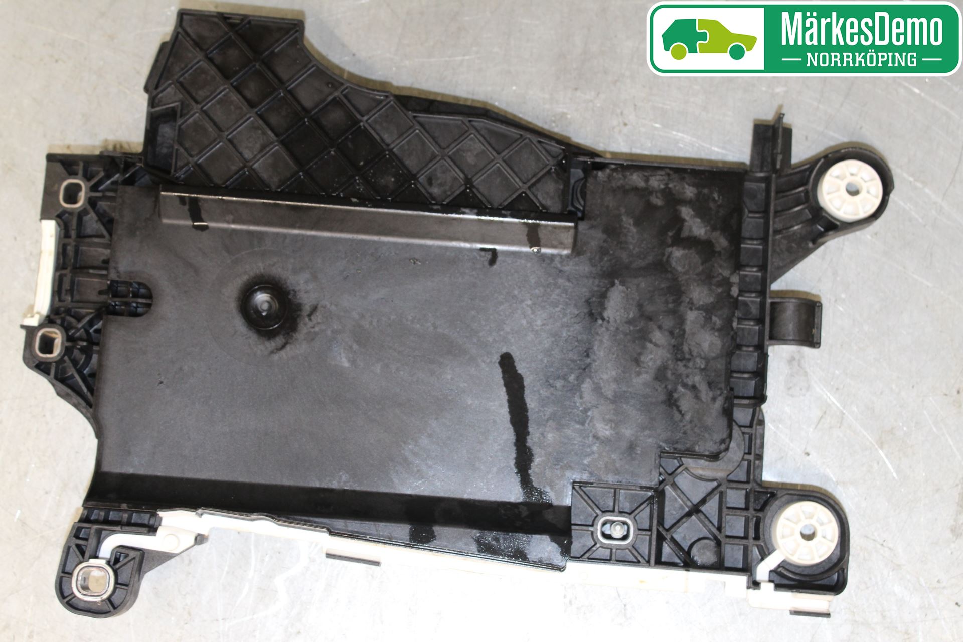 BMW 2 F46 GRAN TOURER 15-22 Batterilåda-Fäste-Hållare