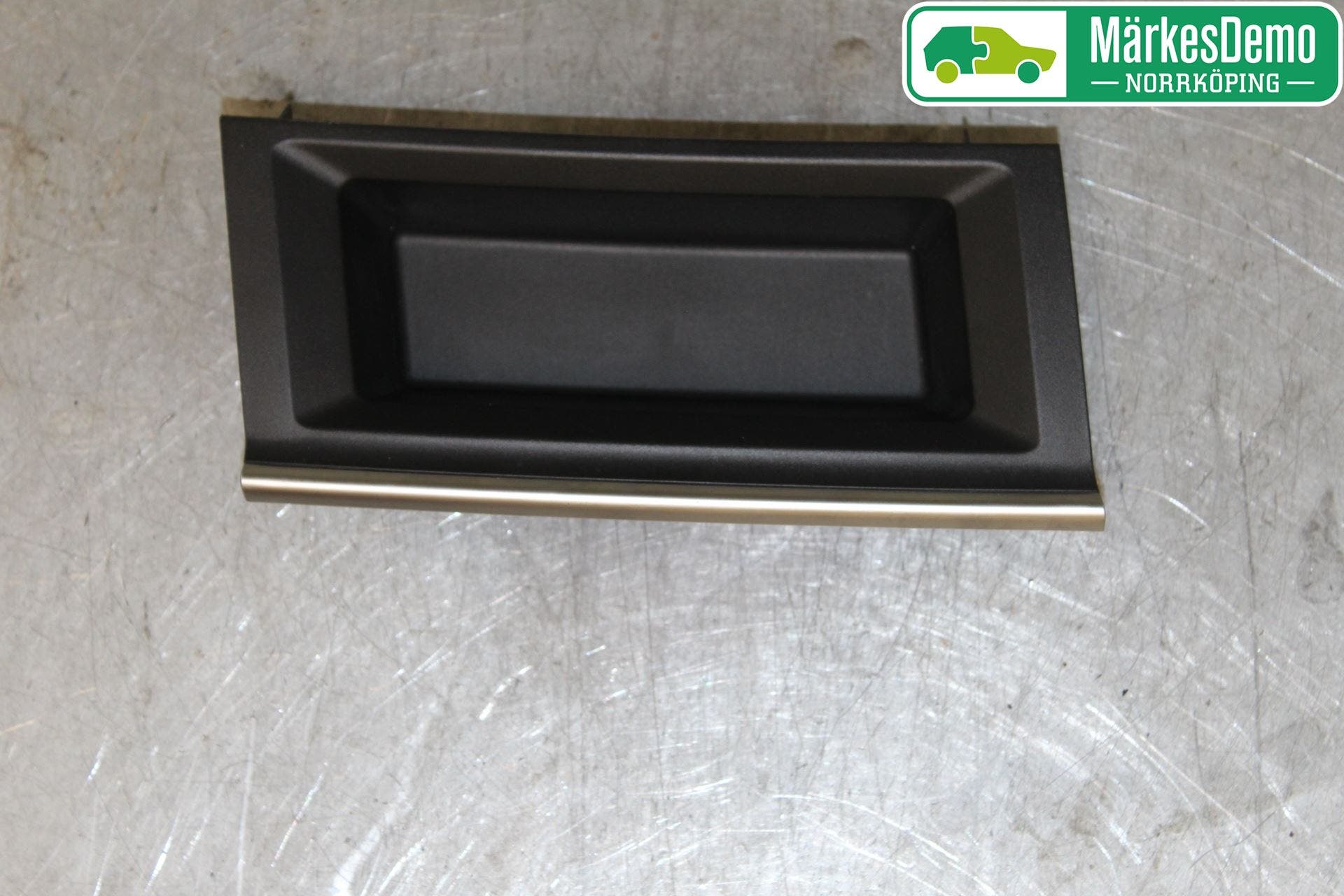 BMW 2 F46 GRAN TOURER 15-22 Instrumentbräda Förvaringsfack