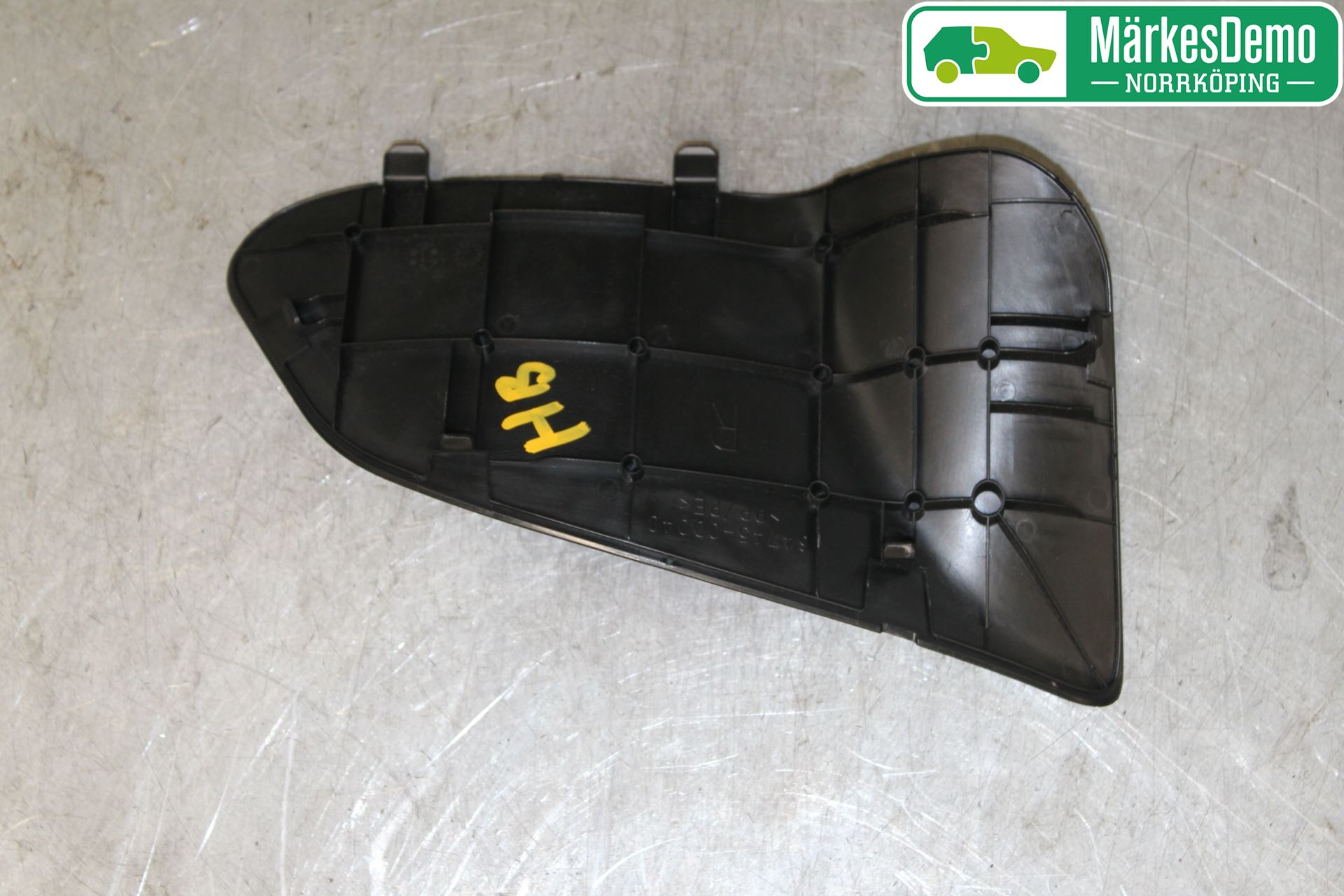 Toyota YARIS XP130 12-14 Inredning Bakstam