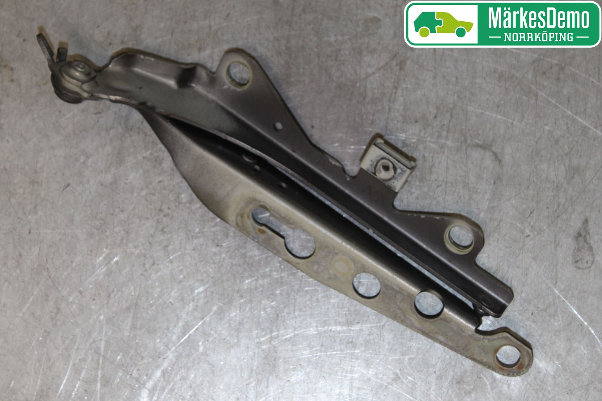 Volvo V70 05-08 Huvgångjärn