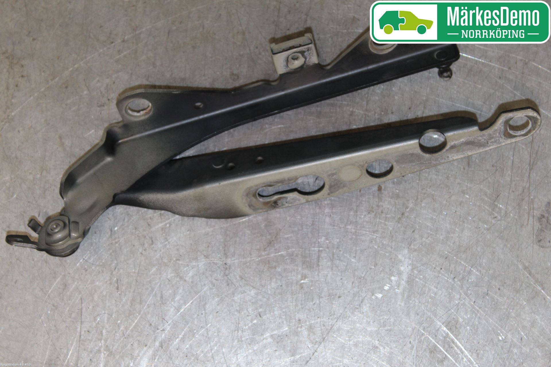 Volvo V70 05-08 Huvgångjärn