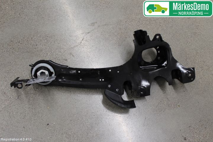 Volvo V60 CROSS COUNTRY 16-18 Bärarm Bak Höger