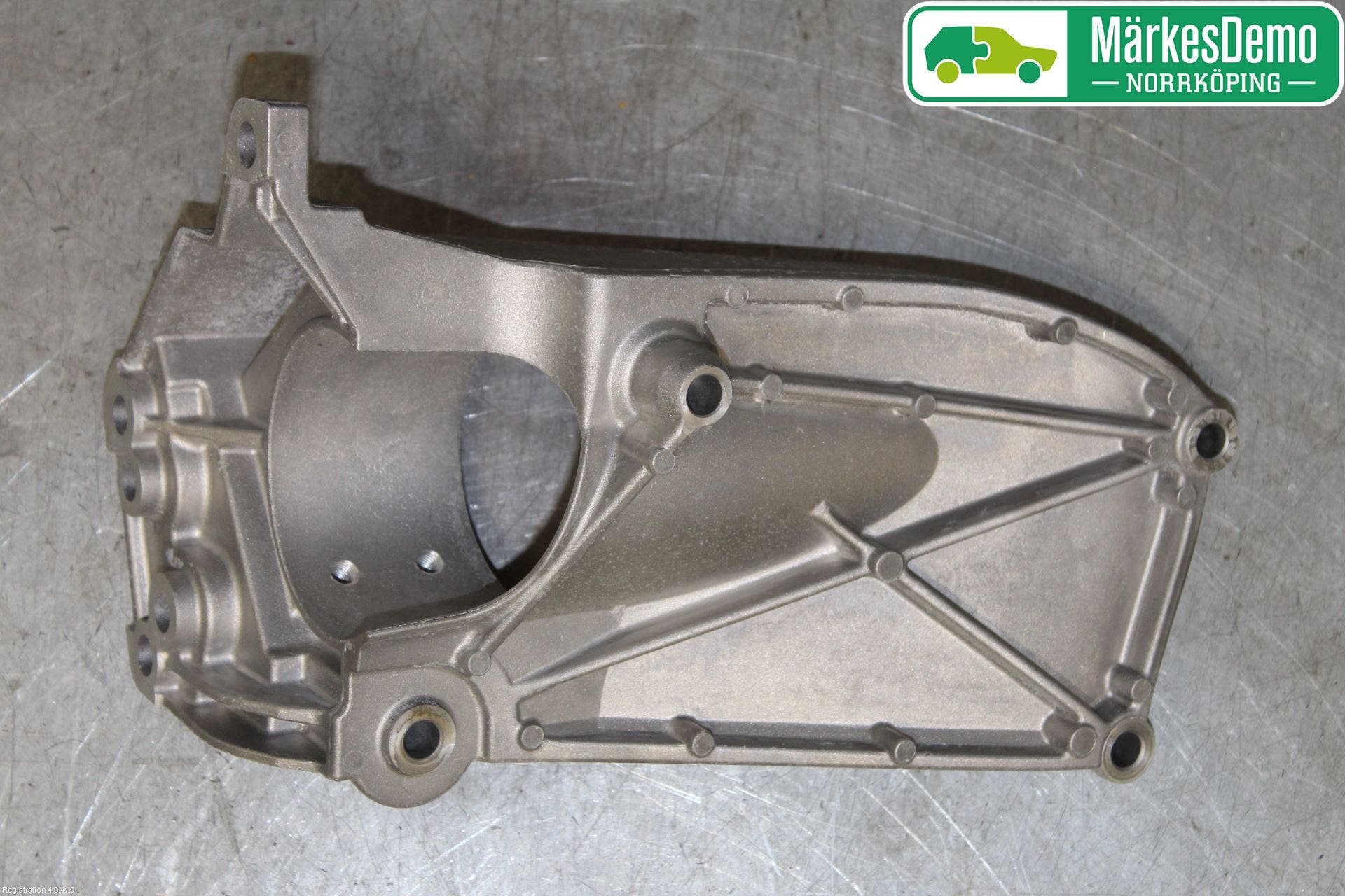 Volvo V90 17->> Motorfäste