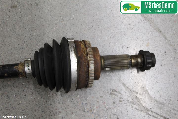 Toyota YARIS P1 03-05 Drivaxel Fram Höger