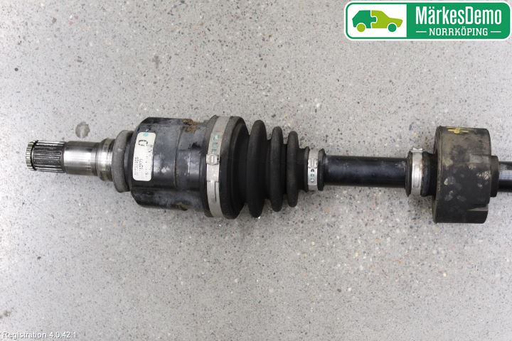 Toyota YARIS P1 03-05 Drivaxel Fram Höger