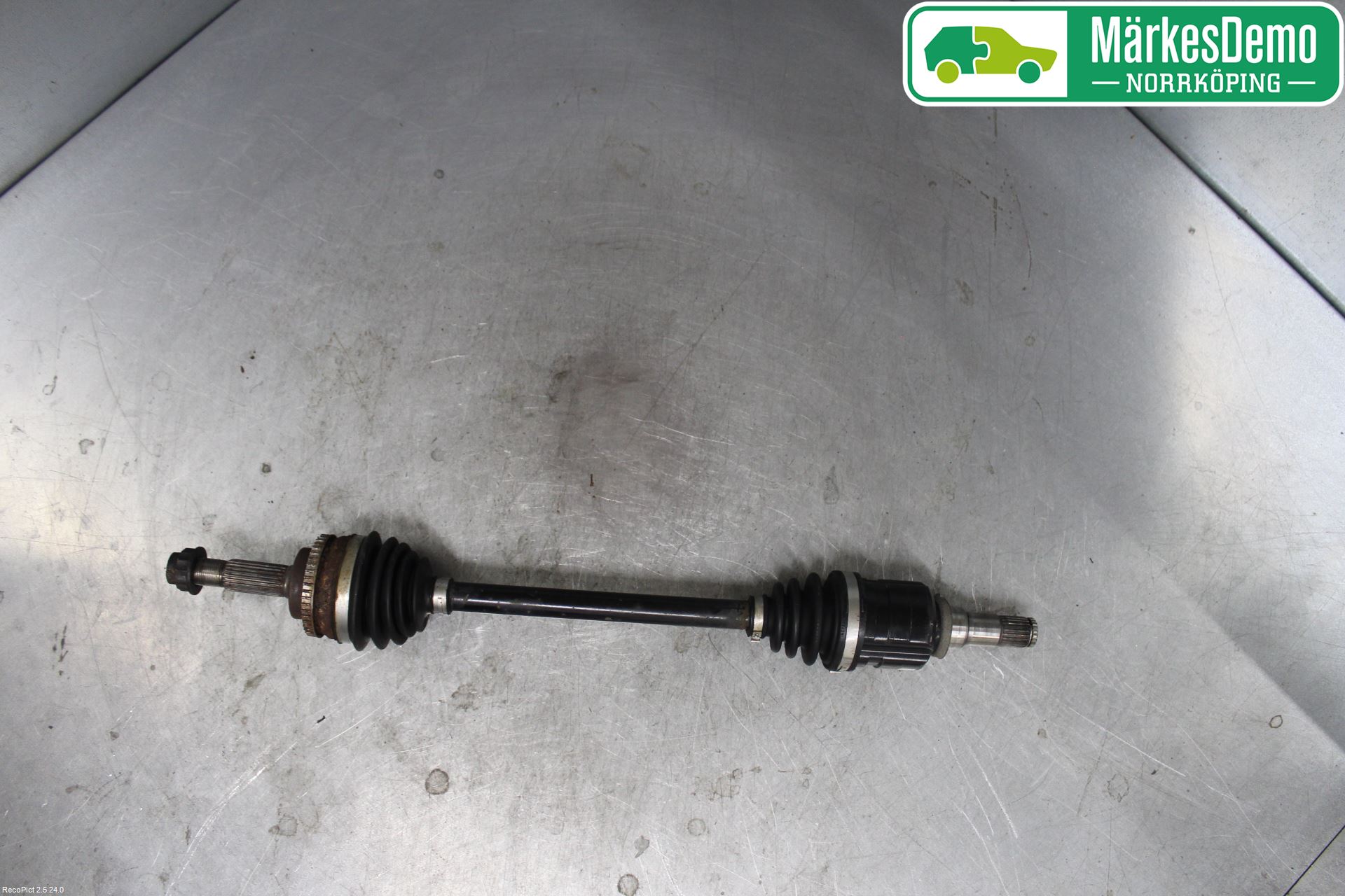 Toyota YARIS P1 03-05 Drivaxel Fram Vänster