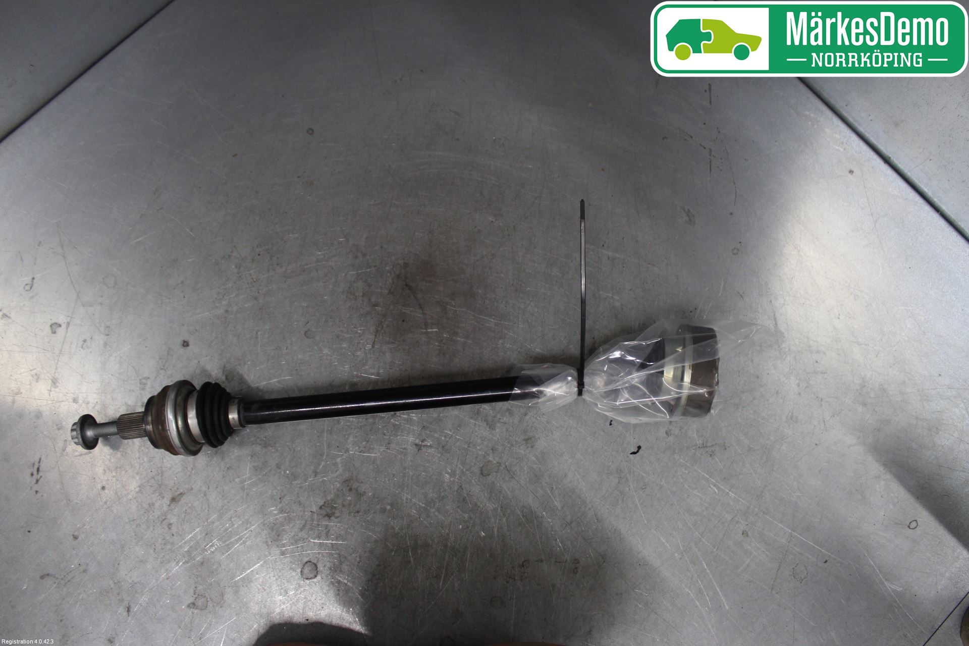 Volkswagen VW PASSAT 15-19 Drivaxel Bak Höger