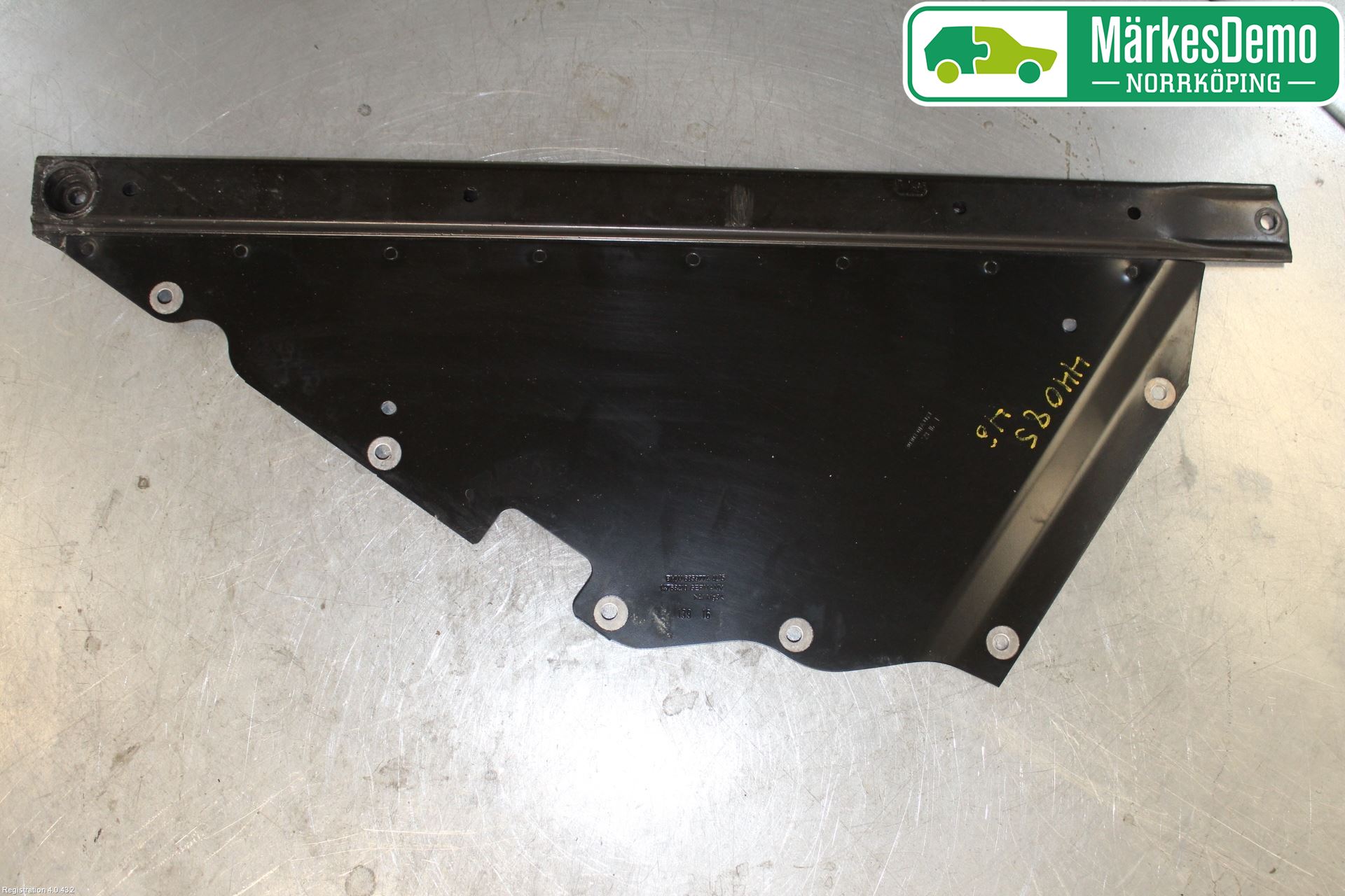 BMW i3 I01 13-22 Hasplåt Plåt-Plast