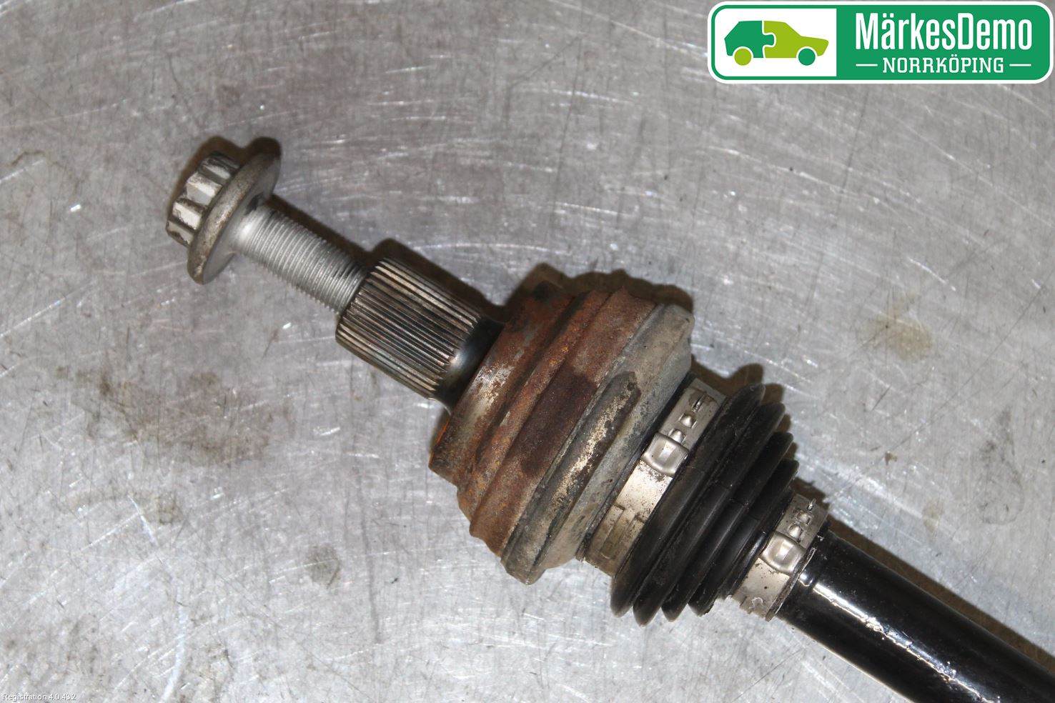 Volkswagen VW TIGUAN 16-24 Drivaxel Bak Höger